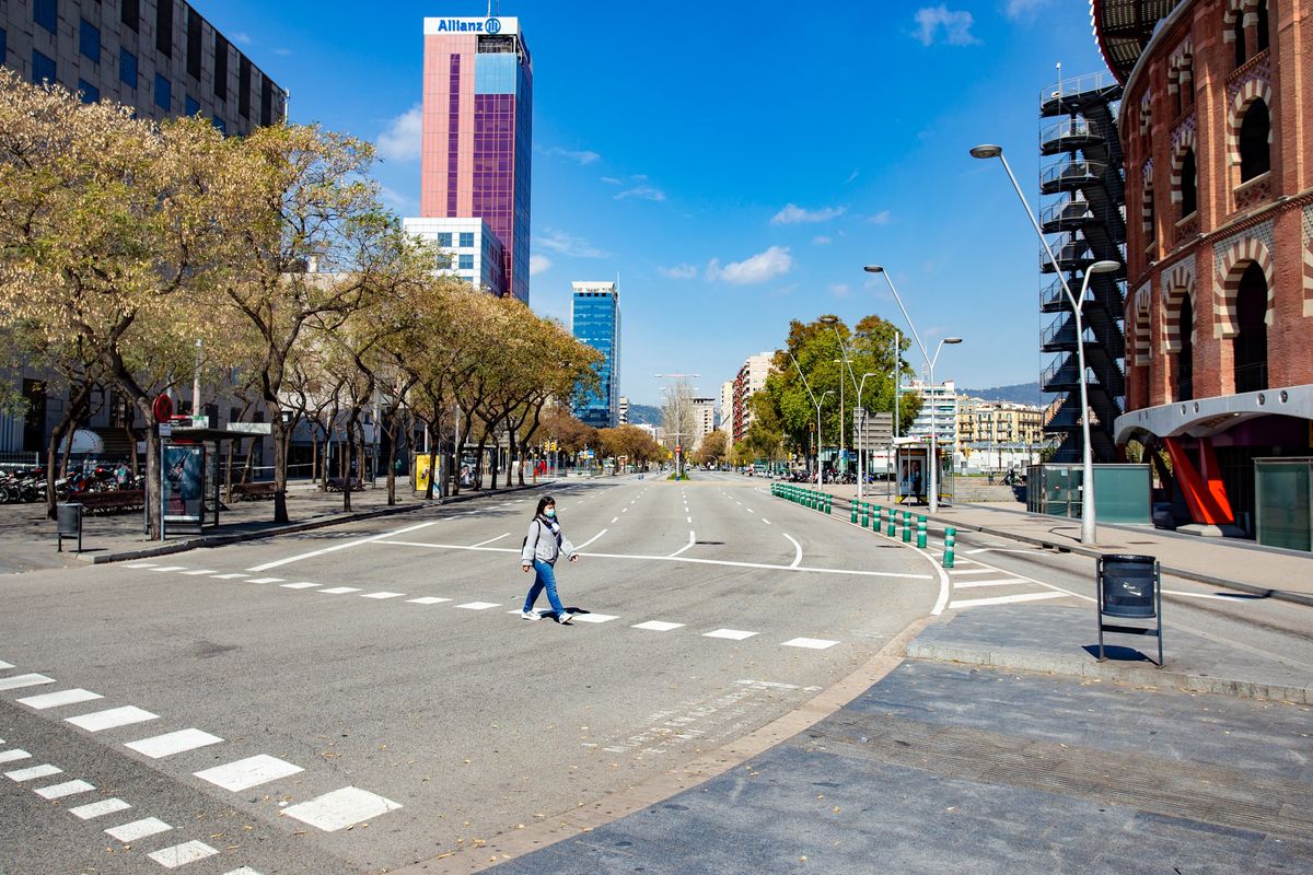 <div class='imageHoverDetail'>
             <p class='imageHoverTitle twoLineBreak'>Una dona creua el pas de vianants del carrer de Tarragona amb la plaça d’Espa...</p>
             <p class='imageHoverAutor oneLineBreak'>Autor: Marc Lozano</p>
             <button class='imageHoverBtn'>Mostra els detalls de la imatge <span class='sr-only'>Una dona creua el pas de vianants del carrer de Tarragona amb la plaça d’Espa...</span></button>
             </div>