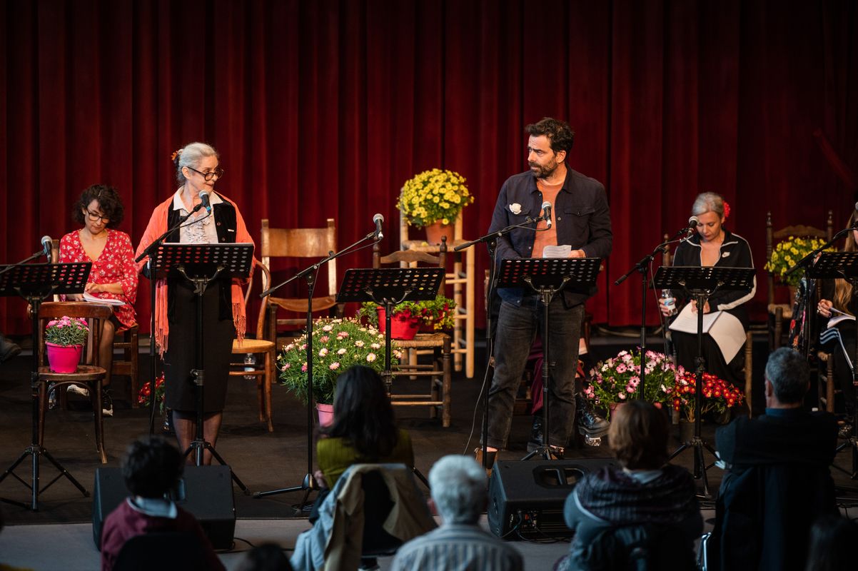 <div class='imageHoverDetail'>
             <p class='imageHoverTitle twoLineBreak'>Públic i actors a la Sala Moragas de El Born CCM durant la lectura dramatitza...</p>
             <p class='imageHoverAutor oneLineBreak'>Autor: Pep Herrero</p>
             <button class='imageHoverBtn'>Mostra els detalls de la imatge <span class='sr-only'>Públic i actors a la Sala Moragas de El Born CCM durant la lectura dramatitza...</span></button>
             </div>