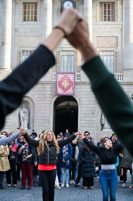 
             Manos enlazadas del baile de sardanas en la plaza de Sant Jaume en las Fiesta...
             Autor: Albert Canalejo
             Ver los detalles de la imagen Manos enlazadas del baile de sardanas en la plaza de Sant Jaume en las Fiesta...
             