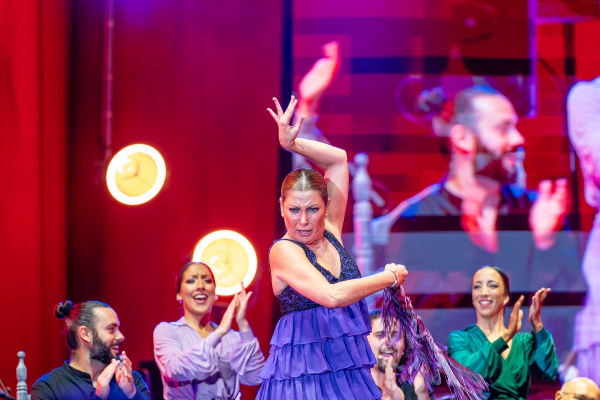 <div class='imageHoverDetail'>
             <p class='imageHoverTitle twoLineBreak'>Actuació de Sara Baras a l'acte de cloenda de la Copa Amèrica i la celebració...</p>
             <p class='imageHoverAutor oneLineBreak'>Autor: Júlia Arnau</p>
             <button class='imageHoverBtn'>Mostra els detalls de la imatge <span class='sr-only'>Actuació de Sara Baras a l'acte de cloenda de la Copa Amèrica i la celebració...</span></button>
             </div>