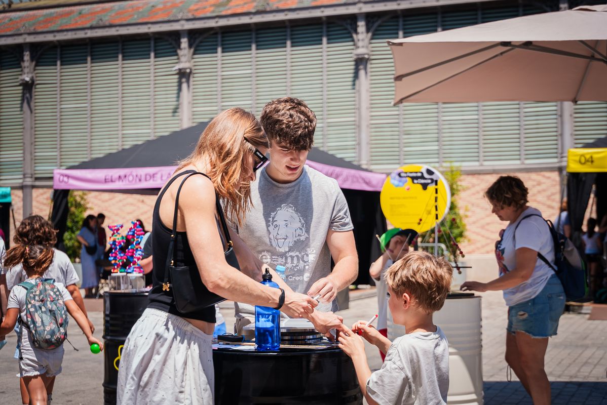 <div class='imageHoverDetail'>
             <p class='imageHoverTitle twoLineBreak'>Una família participant en l’espai “Reptes científics” el dia de la Festa d...</p>
             <p class='imageHoverAutor oneLineBreak'></p>
             <button class='imageHoverBtn'>Mostra els detalls de la imatge <span class='sr-only'>Una família participant en l’espai “Reptes científics” el dia de la Festa d...</span></button>
             </div>