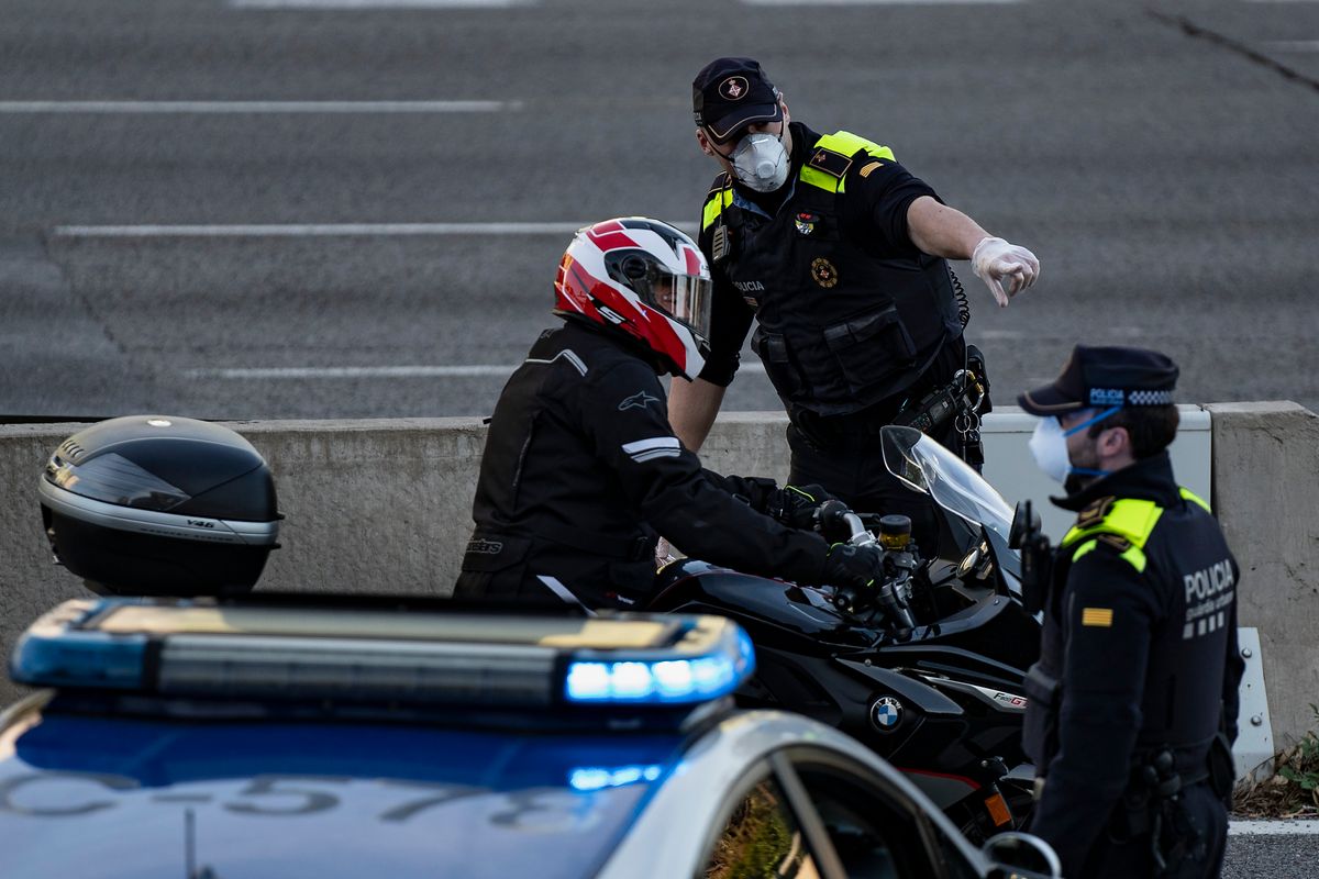 <div class='imageHoverDetail'>
             <p class='imageHoverTitle twoLineBreak'>Avinguda Meridiana on un dispositiu de control de la Guàrdia Urbana atura un ...</p>
             <p class='imageHoverAutor oneLineBreak'>Autor: Laura Guerrero</p>
             <button class='imageHoverBtn'>Mostra els detalls de la imatge <span class='sr-only'>Avinguda Meridiana on un dispositiu de control de la Guàrdia Urbana atura un ...</span></button>
             </div>