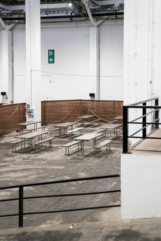 <div class='imageHoverDetail'>
             <p class='imageHoverTitle twoLineBreak'>Pavelló per a persones sense llar. Una de les particions del pavelló on es tr...</p>
             <p class='imageHoverAutor oneLineBreak'>Autor: Clara Soler Chopo</p>
             <button class='imageHoverBtn'>Mostra els detalls de la imatge <span class='sr-only'>Pavelló per a persones sense llar. Una de les particions del pavelló on es tr...</span></button>
             </div>