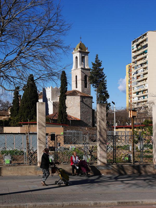 <div class='imageHoverDetail'>
             <p class='imageHoverTitle twoLineBreak'>Conjunt de Sant Martí de Provençals</p>
             <p class='imageHoverAutor oneLineBreak'>Autor: Vicente Zambrano</p>
             <button class='imageHoverBtn'>Mostra els detalls de la imatge <span class='sr-only'>Conjunt de Sant Martí de Provençals</span></button>
             </div>