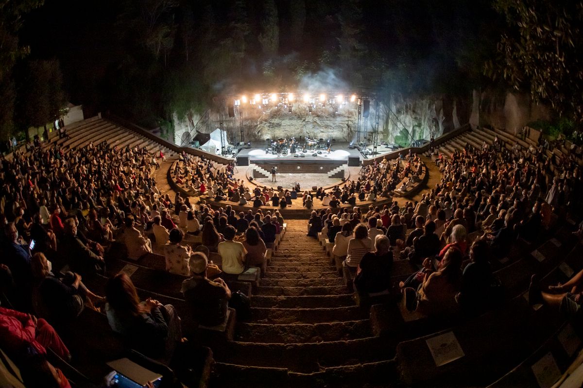 <div class='imageHoverDetail'>
             <p class='imageHoverTitle twoLineBreak'>Actuació de la Maria del Mar Bonet al Teatre Grec dins de la programació de L...</p>
             <p class='imageHoverAutor oneLineBreak'>Autor: Xavi Torrent</p>
             <button class='imageHoverBtn'>Mostra els detalls de la imatge <span class='sr-only'>Actuació de la Maria del Mar Bonet al Teatre Grec dins de la programació de L...</span></button>
             </div>