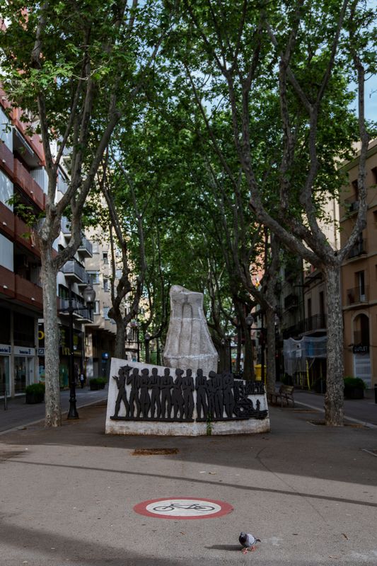 <div class='imageHoverDetail'>
             <p class='imageHoverTitle twoLineBreak'>Rambla del Poblenou amb el monument al Doctor Trueta. Districte de Sant Martí...</p>
             <p class='imageHoverAutor oneLineBreak'>Autor: Laura Guerrero</p>
             <button class='imageHoverBtn'>Mostra els detalls de la imatge <span class='sr-only'>Rambla del Poblenou amb el monument al Doctor Trueta. Districte de Sant Martí...</span></button>
             </div>