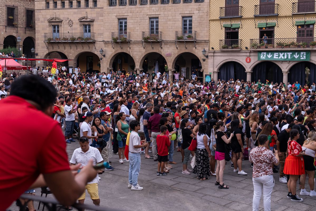 
             Vista general del Poble Espanyol durant la festa Nacional de Bolívia. Un home...
             Autor: Paula Jaume
             Mostra els detalls de la imatge Vista general del Poble Espanyol durant la festa Nacional de Bolívia. Un home...
             