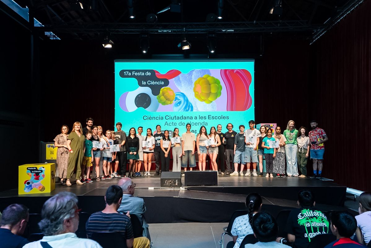 <div class='imageHoverDetail'>
             <p class='imageHoverTitle twoLineBreak'>Fotografía de grupo de la entrega de diplomas durante el acto de clausura de ...</p>
             <p class='imageHoverAutor oneLineBreak'>Autor: Sortkat</p>
             <button class='imageHoverBtn'>Ver los detalles de la imagen <span class='sr-only'>Fotografía de grupo de la entrega de diplomas durante el acto de clausura de ...</span></button>
             </div>