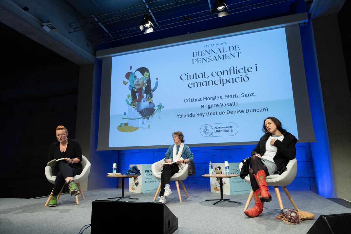 <div class='imageHoverDetail'>
             <p class='imageHoverTitle twoLineBreak'>Diàleg "Ciutat, conflicte i emancipació" amb Brigitte Vasallo de moderadora i...</p>
             <p class='imageHoverAutor oneLineBreak'>Autor: Miquel Taverna</p>
             <button class='imageHoverBtn'>Mostra els detalls de la imatge <span class='sr-only'>Diàleg "Ciutat, conflicte i emancipació" amb Brigitte Vasallo de moderadora i...</span></button>
             </div>