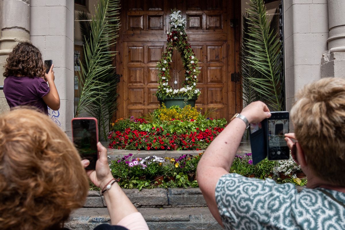 <div class='imageHoverDetail'>
             <p class='imageHoverTitle twoLineBreak'>Gent fa fotos a l'ou com balla a la plaça de la Virreina on hi ha una font de...</p>
             <p class='imageHoverAutor oneLineBreak'>Autor: Eduard Pedrocchi</p>
             <button class='imageHoverBtn'>Mostra els detalls de la imatge <span class='sr-only'>Gent fa fotos a l'ou com balla a la plaça de la Virreina on hi ha una font de...</span></button>
             </div>