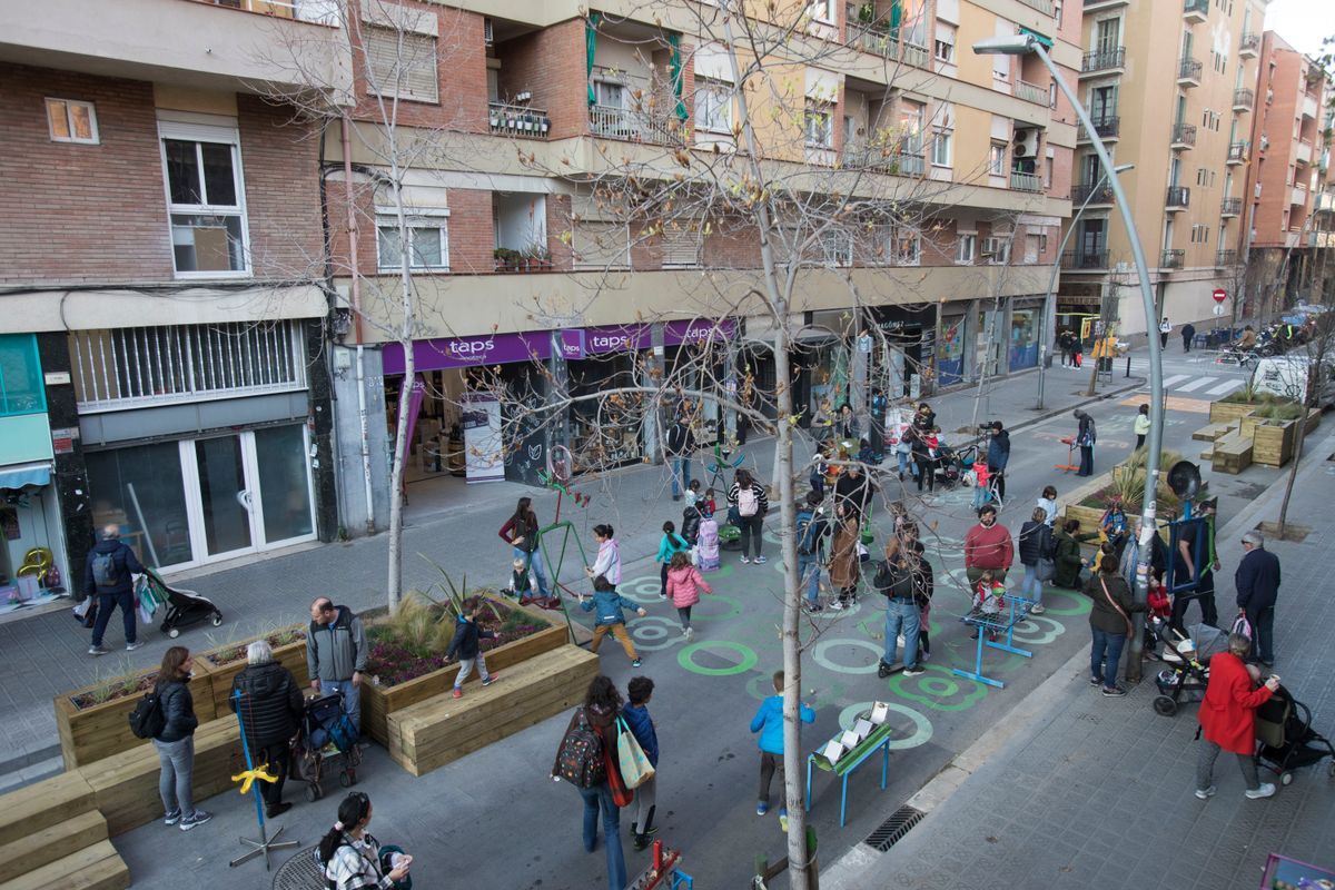 <div class='imageHoverDetail'>
             <p class='imageHoverTitle twoLineBreak'>Entorn pacificat del “Protegim les escoles” de l'Escola Barcelona i l'EBM Can...</p>
             <p class='imageHoverAutor oneLineBreak'>Autor: Òscar Giralt</p>
             <button class='imageHoverBtn'>Mostra els detalls de la imatge <span class='sr-only'>Entorn pacificat del “Protegim les escoles” de l'Escola Barcelona i l'EBM Can...</span></button>
             </div>