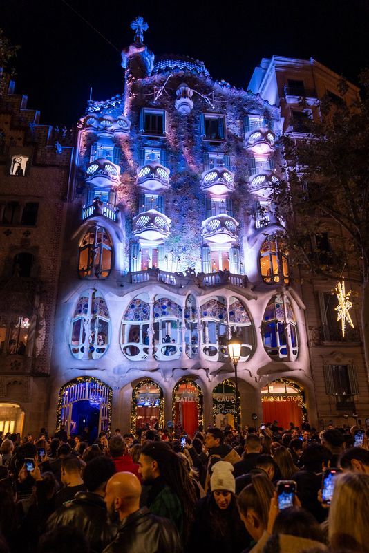 <div class='imageHoverDetail'>
             <p class='imageHoverTitle twoLineBreak'>Multitud ante la fachada de la Casa Batlló con su iluminación navideña</p>
             <p class='imageHoverAutor oneLineBreak'>Autor: Júlia Arnau</p>
             <button class='imageHoverBtn'>Ver los detalles de la imagen <span class='sr-only'>Multitud ante la fachada de la Casa Batlló con su iluminación navideña</span></button>
             </div>