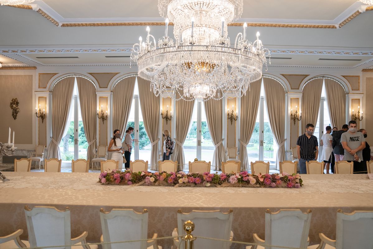 
             Gent que visita el Menjador de Gala del Palauet Albéniz
             Autor: Martí Petit
             Mostra els detalls de la imatge Gent que visita el Menjador de Gala del Palauet Albéniz
             