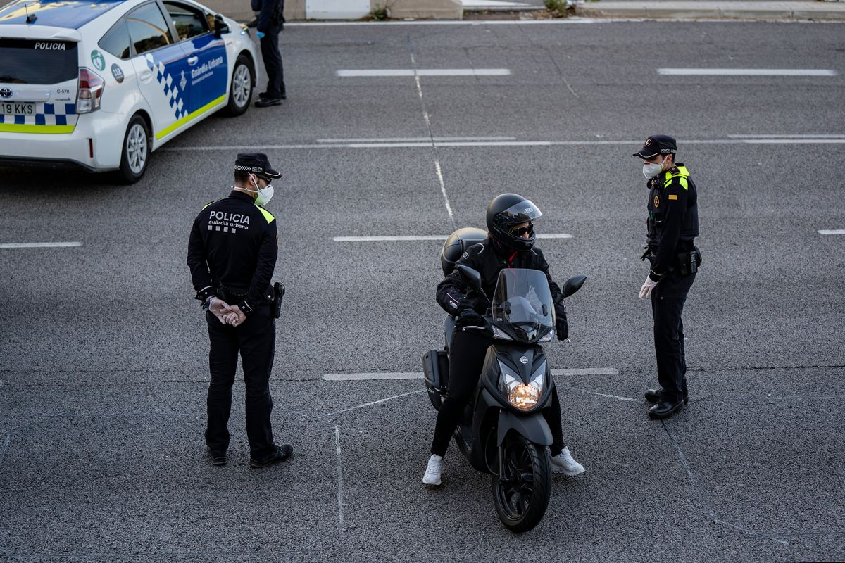 <div class='imageHoverDetail'>
             <p class='imageHoverTitle twoLineBreak'>Avinguda Meridiana on un dispositiu de control de la Guàrdia Urbana atura un ...</p>
             <p class='imageHoverAutor oneLineBreak'>Autor: Laura Guerrero</p>
             <button class='imageHoverBtn'>Mostra els detalls de la imatge <span class='sr-only'>Avinguda Meridiana on un dispositiu de control de la Guàrdia Urbana atura un ...</span></button>
             </div>