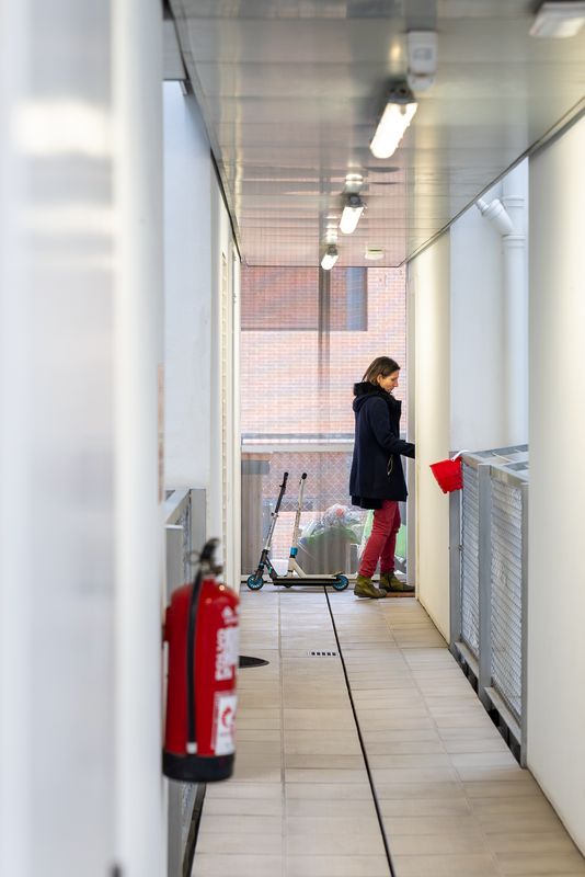 
             Una veïna al balcó de la Chalmeta, l’habitatge cooperatiu
             Autor: Júlia Arnau
             Mostra els detalls de la imatge Una veïna al balcó de la Chalmeta, l’habitatge cooperatiu
             