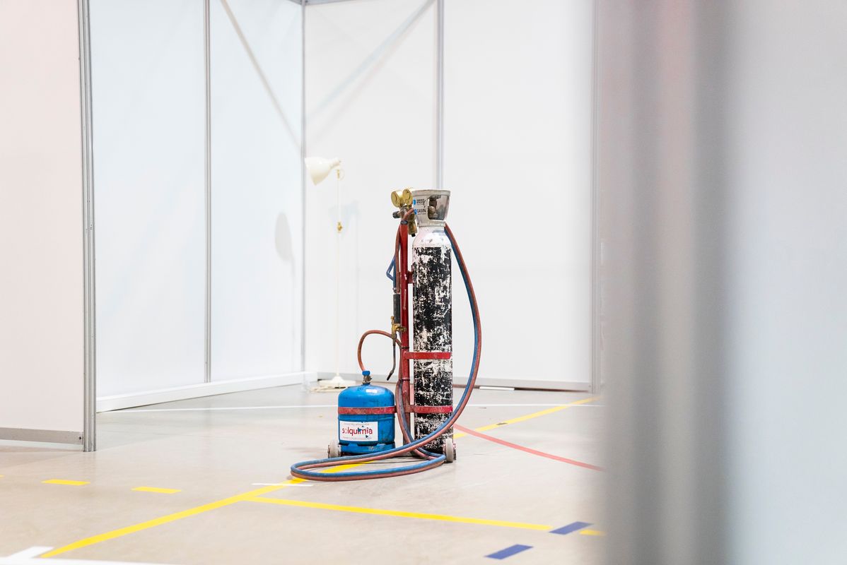 <div class='imageHoverDetail'>
             <p class='imageHoverTitle twoLineBreak'>Pavelló Salut Claror. Bombones per a soldadures</p>
             <p class='imageHoverAutor oneLineBreak'>Autor: Clara Soler Chopo</p>
             <button class='imageHoverBtn'>Mostra els detalls de la imatge <span class='sr-only'>Pavelló Salut Claror. Bombones per a soldadures</span></button>
             </div>