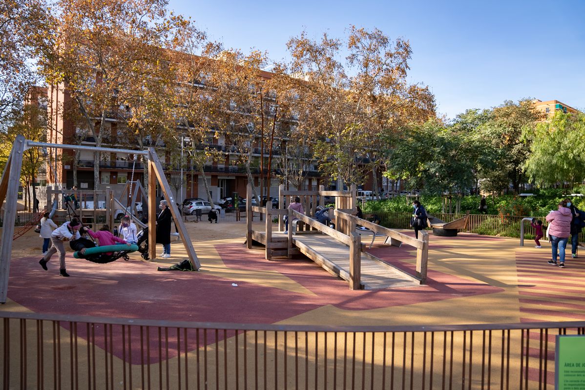 
             Nens jugant al parc de la plaça de Sóller
             Autor: Àlex Losada
             Mostra els detalls de la imatge Nens jugant al parc de la plaça de Sóller
             