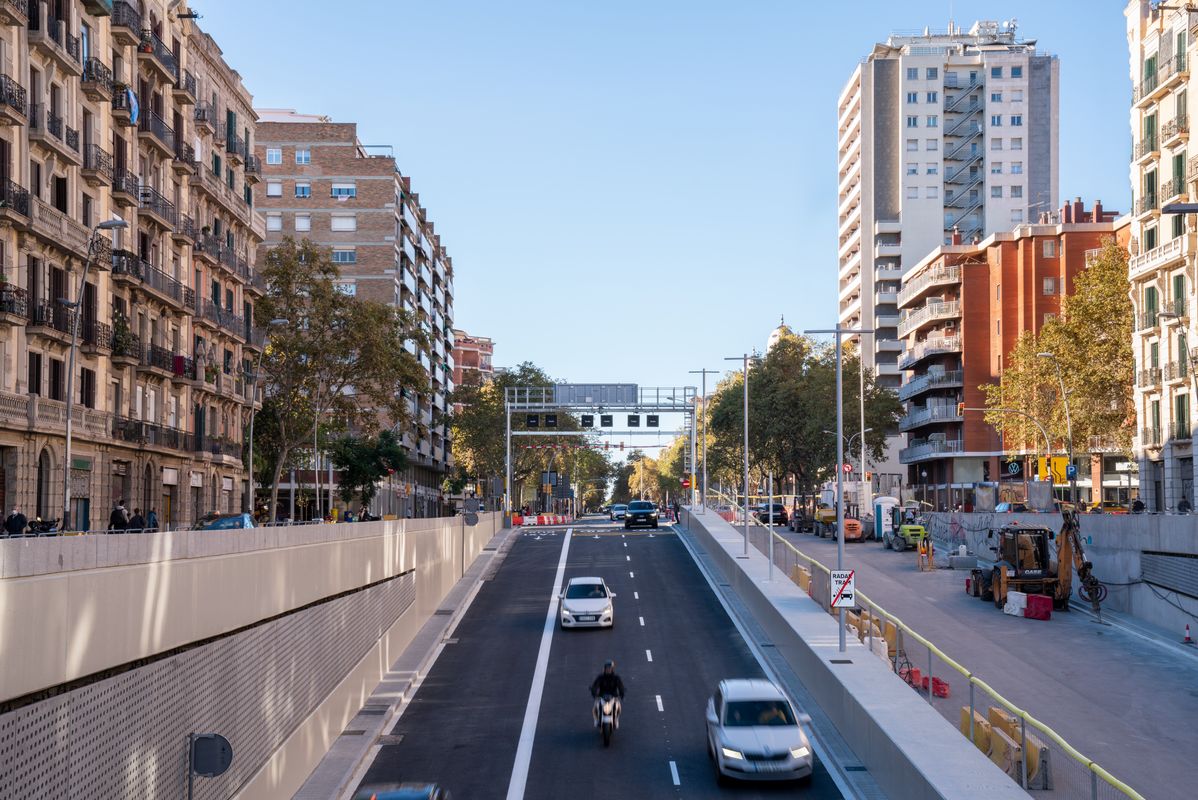 <div class='imageHoverDetail'>
             <p class='imageHoverTitle twoLineBreak'>Vehicles entrant al nou túnel de Glòries des de la Gran Via de les Corts Cata...</p>
             <p class='imageHoverAutor oneLineBreak'>Autor: Mariona Gil</p>
             <button class='imageHoverBtn'>Mostra els detalls de la imatge <span class='sr-only'>Vehicles entrant al nou túnel de Glòries des de la Gran Via de les Corts Cata...</span></button>
             </div>