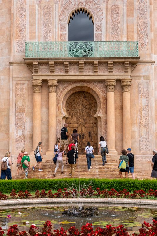 
             Gente entrando en el Palacio del Marquès d’Alfarràs del Laberinto de Horta
             Autor: Júlia Arnau
             Ver los detalles de la imagen Gente entrando en el Palacio del Marquès d’Alfarràs del Laberinto de Horta
             