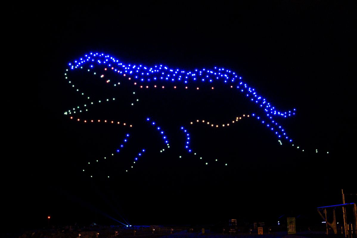 <div class='imageHoverDetail'>
             <p class='imageHoverTitle twoLineBreak'>Espectáculo de drones trazando la figura del dragón de Gaudí por las Fiestas ...</p>
             <p class='imageHoverAutor oneLineBreak'>Autor: Júlia Arnau</p>
             <button class='imageHoverBtn'>Ver los detalles de la imagen <span class='sr-only'>Espectáculo de drones trazando la figura del dragón de Gaudí por las Fiestas ...</span></button>
             </div>