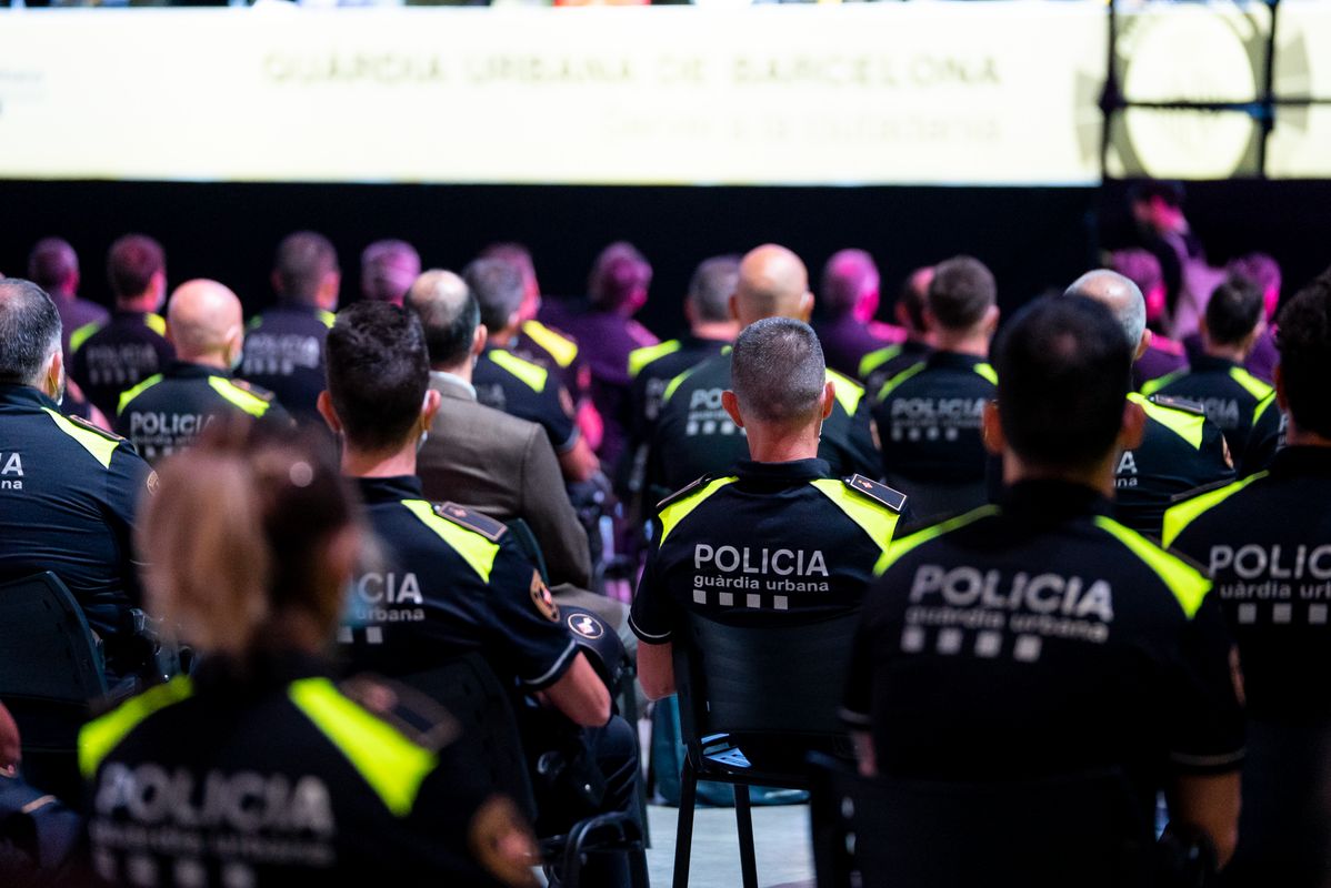 <div class='imageHoverDetail'>
             <p class='imageHoverTitle twoLineBreak'>Agents de la Guàrdia Urbana seguint l'acte de lliurament de les Medalles al M...</p>
             <p class='imageHoverAutor oneLineBreak'>Autor: Mariona Gil</p>
             <button class='imageHoverBtn'>Mostra els detalls de la imatge <span class='sr-only'>Agents de la Guàrdia Urbana seguint l'acte de lliurament de les Medalles al M...</span></button>
             </div>