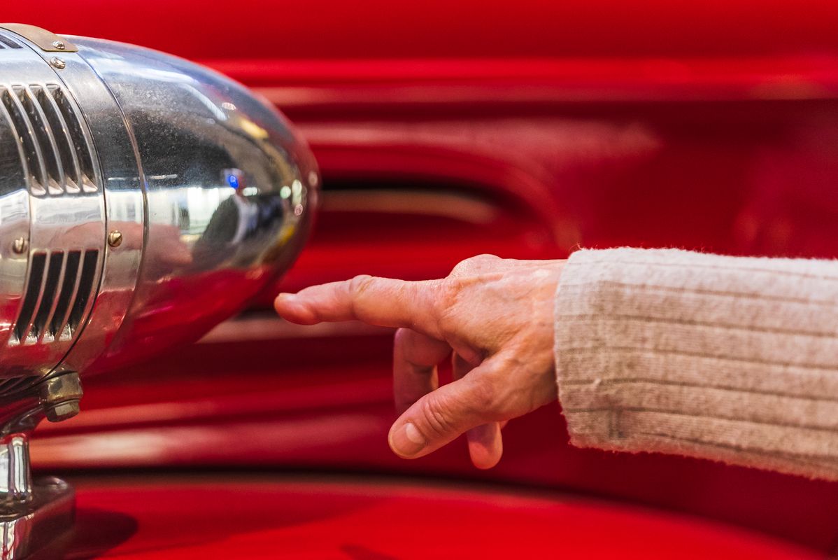 <div class='imageHoverDetail'>
             <p class='imageHoverTitle twoLineBreak'>Una mà assenyala una part d'un vehicle antic de bombers al centre d'història ...</p>
             <p class='imageHoverAutor oneLineBreak'>Autor: Josbel A. Tinoco</p>
             <button class='imageHoverBtn'>Mostra els detalls de la imatge <span class='sr-only'>Una mà assenyala una part d'un vehicle antic de bombers al centre d'història ...</span></button>
             </div>