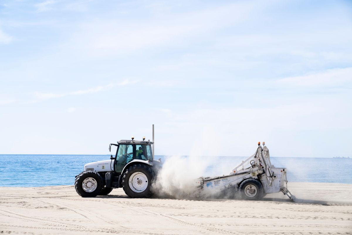 <div class='imageHoverDetail'>
             <p class='imageHoverTitle twoLineBreak'>Un treballador municipal a sobre d'un tractor prepara la sorra de la platja d...</p>
             <p class='imageHoverAutor oneLineBreak'>Autor: Isaac Planella</p>
             <button class='imageHoverBtn'>Mostra els detalls de la imatge <span class='sr-only'>Un treballador municipal a sobre d'un tractor prepara la sorra de la platja d...</span></button>
             </div>
