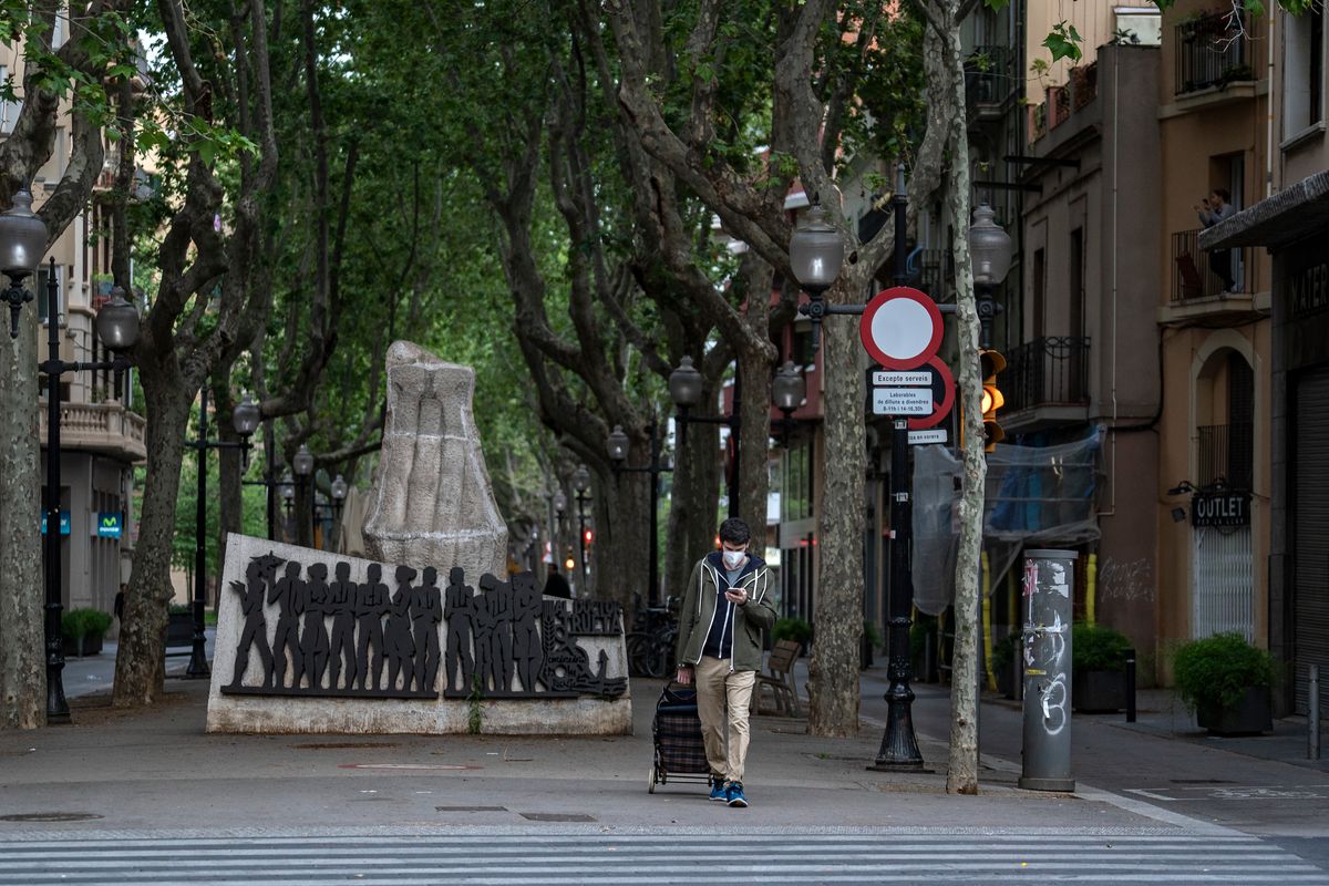 <div class='imageHoverDetail'>
             <p class='imageHoverTitle twoLineBreak'>Jove amb el carretó de la compra a la rambla del Poblenou cruïlla amb el carr...</p>
             <p class='imageHoverAutor oneLineBreak'>Autor: Laura Guerrero</p>
             <button class='imageHoverBtn'>Mostra els detalls de la imatge <span class='sr-only'>Jove amb el carretó de la compra a la rambla del Poblenou cruïlla amb el carr...</span></button>
             </div>