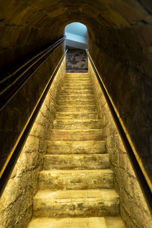 
             Escales de sortida del túnel del refugi antiaeri de la Torre de la Sagrera
             Autor: Elena Pastor
             Mostra els detalls de la imatge Escales de sortida del túnel del refugi antiaeri de la Torre de la Sagrera
             