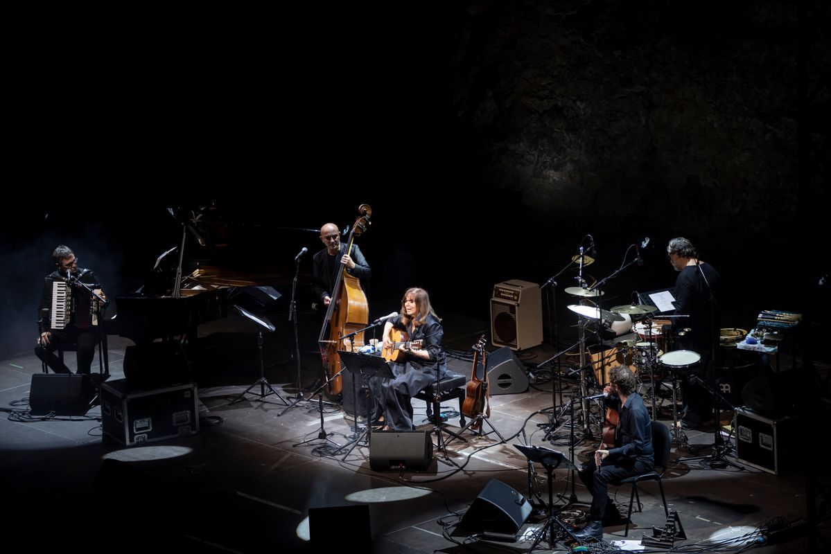 <div class='imageHoverDetail'>
             <p class='imageHoverTitle twoLineBreak'>Moment del concert de la Maria del Mar Bonet tocant la guitarra al Teatre Gre...</p>
             <p class='imageHoverAutor oneLineBreak'>Autor: Xavi Torrent</p>
             <button class='imageHoverBtn'>Mostra els detalls de la imatge <span class='sr-only'>Moment del concert de la Maria del Mar Bonet tocant la guitarra al Teatre Gre...</span></button>
             </div>