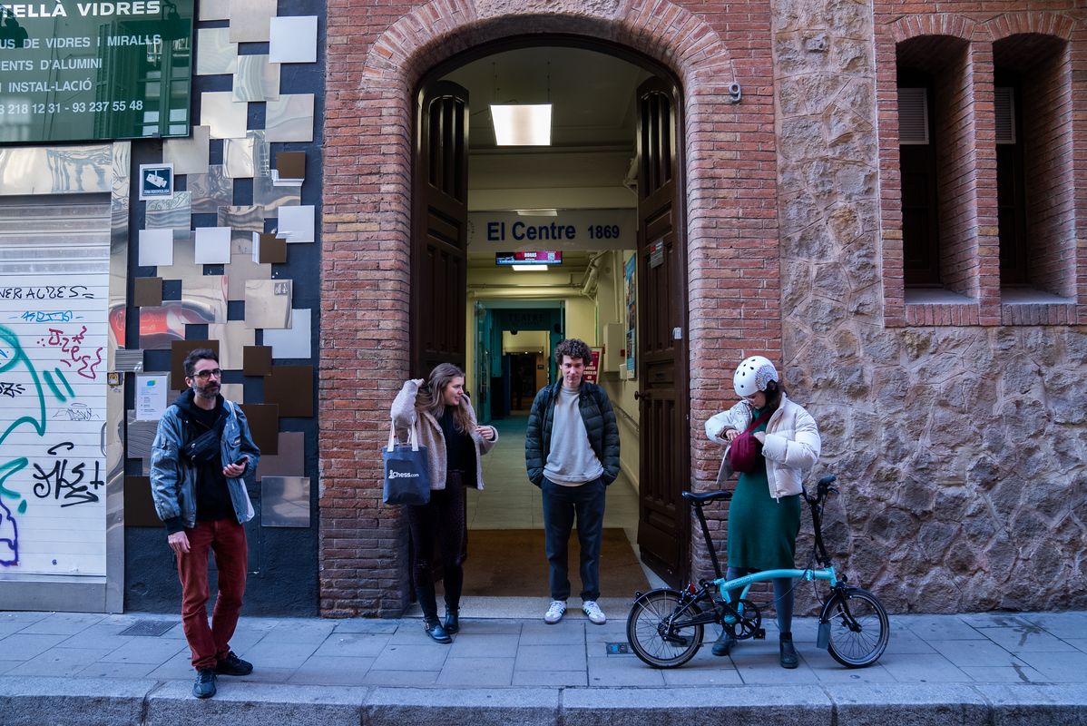 
             Jóvenes en la entrada del Centro Moral e Instructivo de Gràcia.
             Autor: Paula Jaume
             Ver los detalles de la imagen Jóvenes en la entrada del Centro Moral e Instructivo de Gràcia.
             