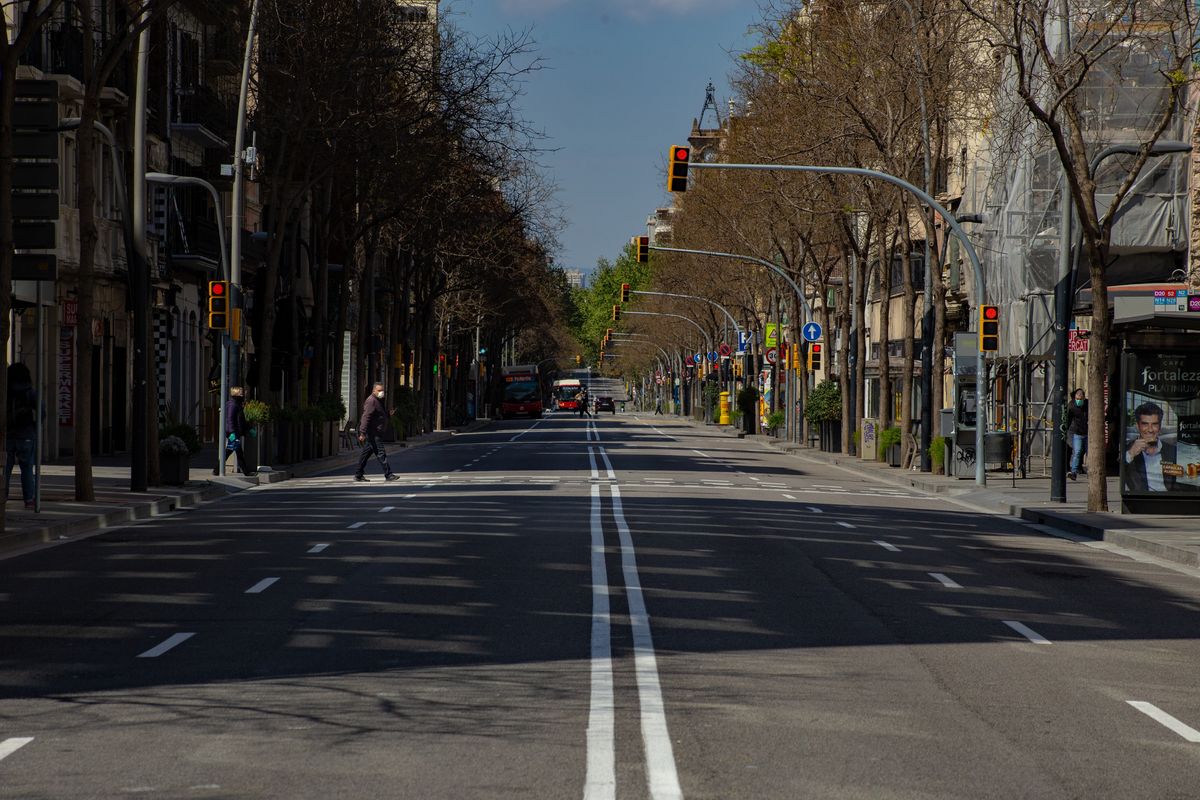 <div class='imageHoverDetail'>
             <p class='imageHoverTitle twoLineBreak'>Carrer de la Creu Coberta amb poc moviment de vehicles i persones. Districte ...</p>
             <p class='imageHoverAutor oneLineBreak'>Autor: Marc Lozano</p>
             <button class='imageHoverBtn'>Mostra els detalls de la imatge <span class='sr-only'>Carrer de la Creu Coberta amb poc moviment de vehicles i persones. Districte ...</span></button>
             </div>