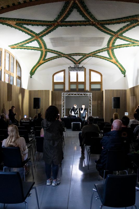 <div class='imageHoverDetail'>
             <p class='imageHoverTitle twoLineBreak'>Actuación musical en una sala del Recinto Modernista de Sant Pau.</p>
             <p class='imageHoverAutor oneLineBreak'>Autor: Albert Mitjavila</p>
             <button class='imageHoverBtn'>Ver los detalles de la imagen <span class='sr-only'>Actuación musical en una sala del Recinto Modernista de Sant Pau.</span></button>
             </div>