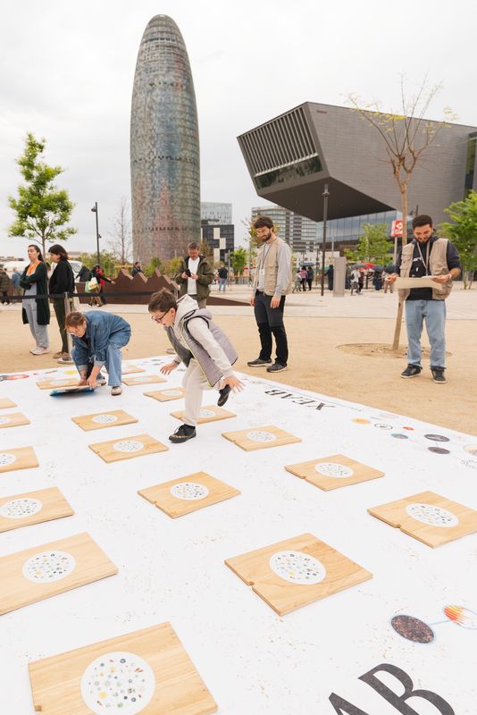 <div class='imageHoverDetail'>
             <p class='imageHoverTitle twoLineBreak'>Un nen i una dona juguen en el taller infantil “Memòria i acció”, organitza...</p>
             <p class='imageHoverAutor oneLineBreak'>Autor: Josbel A. Tinoco</p>
             <button class='imageHoverBtn'>Mostra els detalls de la imatge <span class='sr-only'>Un nen i una dona juguen en el taller infantil “Memòria i acció”, organitza...</span></button>
             </div>