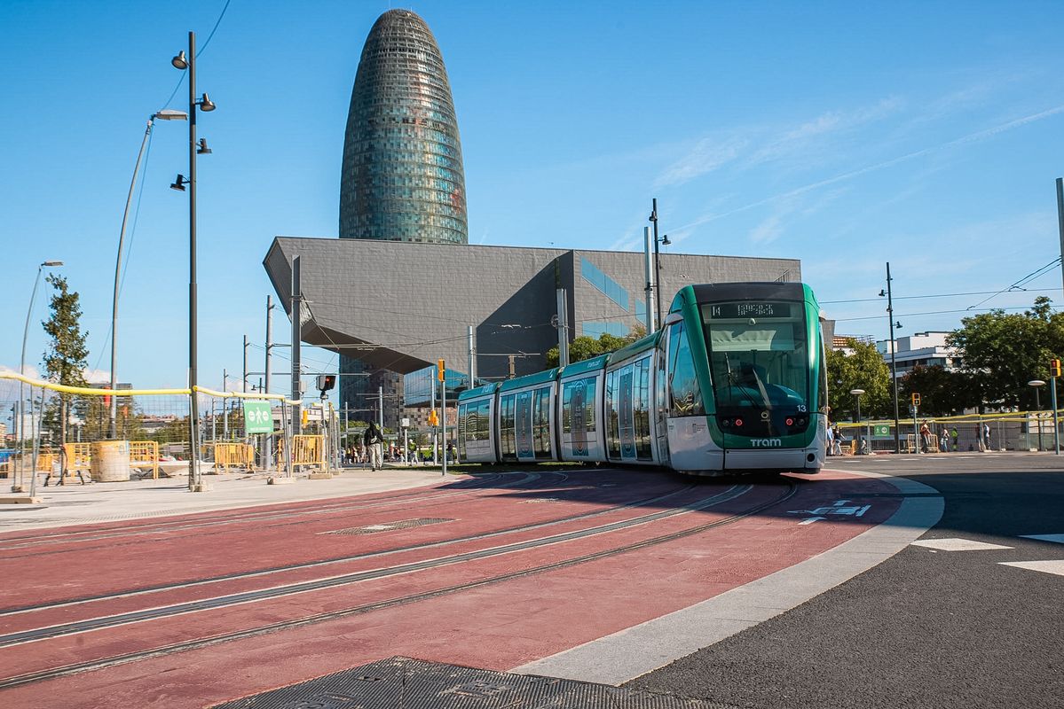 
             Un tramvia durant la marxa en blanc pel nou tram de la Diagonal, passant per ...
             Autor: Sortkat
             Mostra els detalls de la imatge Un tramvia durant la marxa en blanc pel nou tram de la Diagonal, passant per ...
             