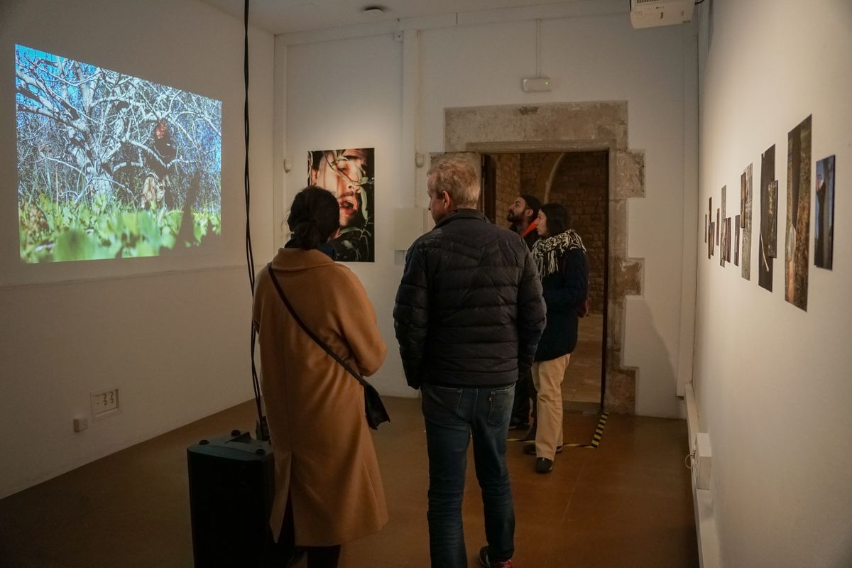 <div class='imageHoverDetail'>
             <p class='imageHoverTitle twoLineBreak'>Persones visitant l’exposició «Embolisme per soleá», a la Capella.</p>
             <p class='imageHoverAutor oneLineBreak'>Autor: Martín Dutil</p>
             <button class='imageHoverBtn'>Mostra els detalls de la imatge <span class='sr-only'>Persones visitant l’exposició «Embolisme per soleá», a la Capella.</span></button>
             </div>