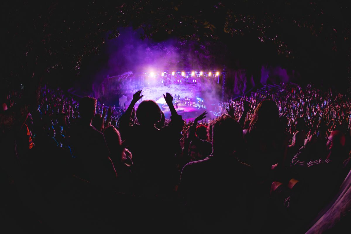 
             Escenari i públic assistent al concert 