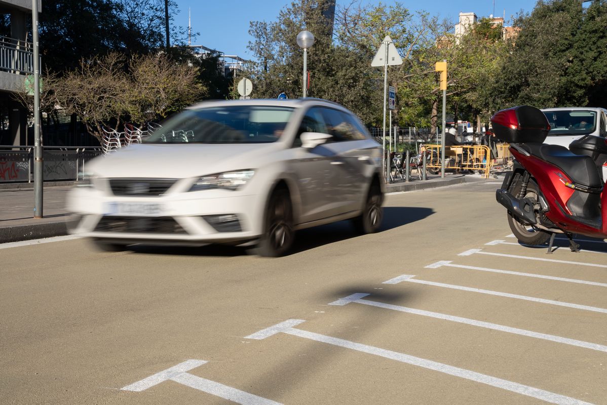 <div class='imageHoverDetail'>
             <p class='imageHoverTitle twoLineBreak'>Cotxe circulant pel nou paviment reductor de l'efecte illa de calor i sonore...</p>
             <p class='imageHoverAutor oneLineBreak'>Autor: Martí Petit</p>
             <button class='imageHoverBtn'>Mostra els detalls de la imatge <span class='sr-only'>Cotxe circulant pel nou paviment reductor de l'efecte illa de calor i sonore...</span></button>
             </div>