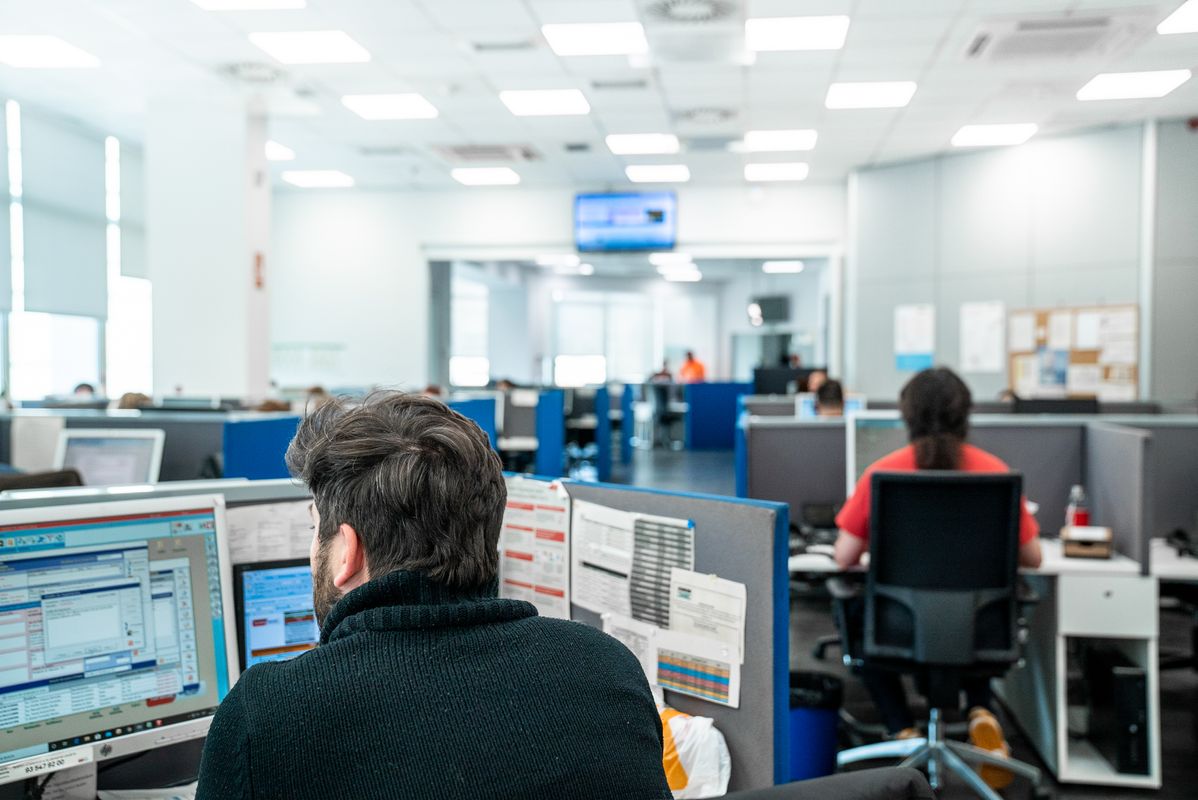 <div class='imageHoverDetail'>
             <p class='imageHoverTitle twoLineBreak'>Una de les sales on els operadors i operadores atenen les peticions de teleas...</p>
             <p class='imageHoverAutor oneLineBreak'>Autor: Martí Petit</p>
             <button class='imageHoverBtn'>Mostra els detalls de la imatge <span class='sr-only'>Una de les sales on els operadors i operadores atenen les peticions de teleas...</span></button>
             </div>