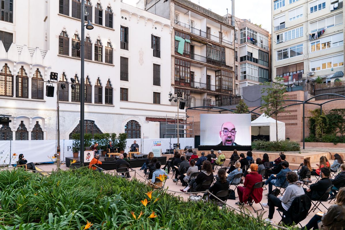 <div class='imageHoverDetail'>
             <p class='imageHoverTitle twoLineBreak'>Vista dels jardins d'Agustí Centelles durant la intervenció remota del Santia...</p>
             <p class='imageHoverAutor oneLineBreak'>Autor: Mariona Gil</p>
             <button class='imageHoverBtn'>Mostra els detalls de la imatge <span class='sr-only'>Vista dels jardins d'Agustí Centelles durant la intervenció remota del Santia...</span></button>
             </div>