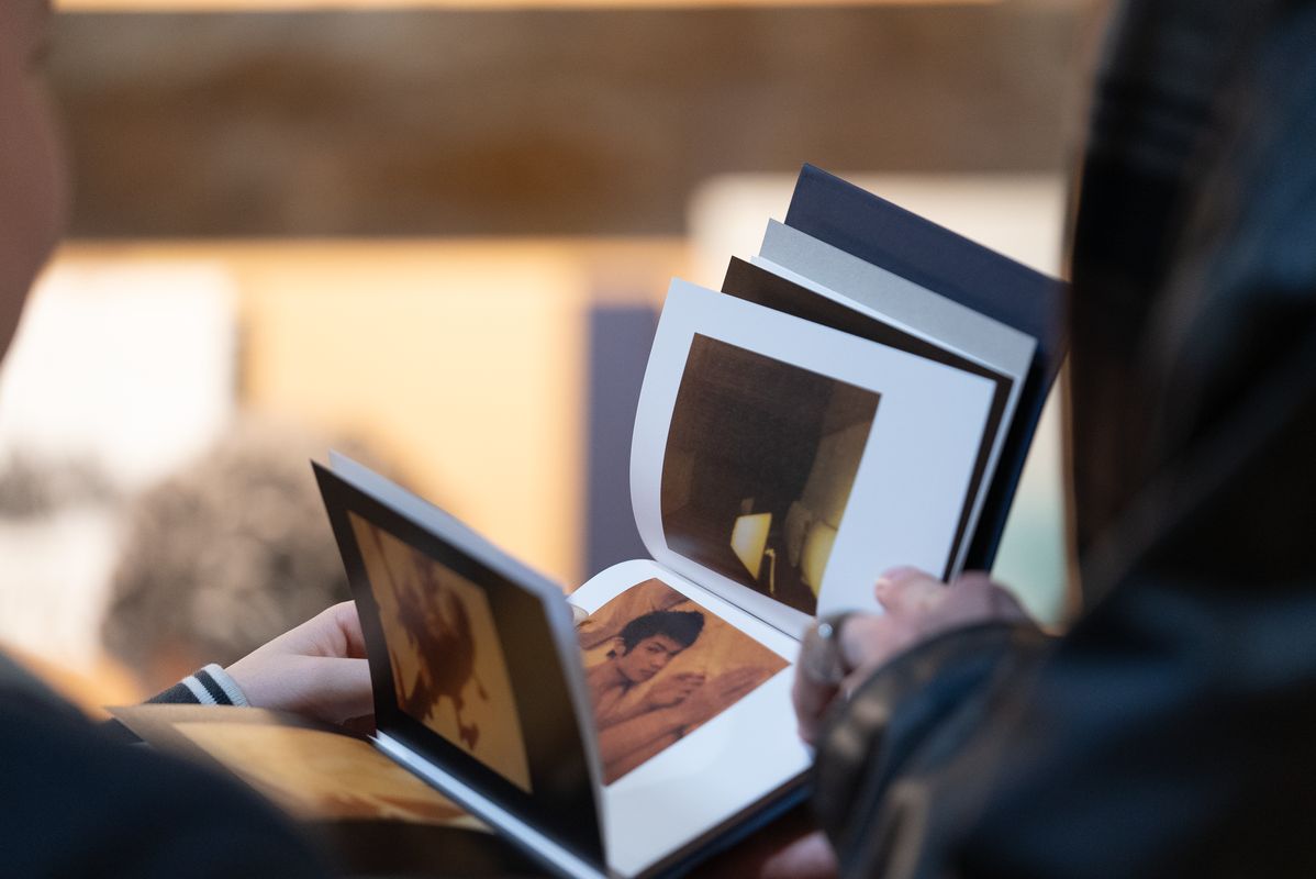 
             Mostra d’un llibre a la presentació del llibre ‘Picasso Barcelona’ a l’ArtsLi...
             Autor: Martí Petit
             Mostra els detalls de la imatge Mostra d’un llibre a la presentació del llibre ‘Picasso Barcelona’ a l’ArtsLi...
             