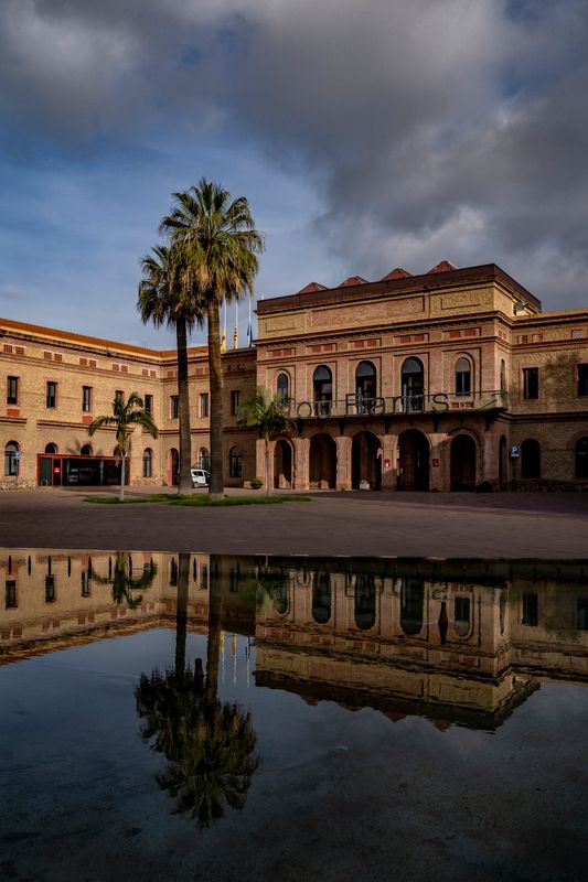 <div class='imageHoverDetail'>
             <p class='imageHoverTitle twoLineBreak'>Seu del Districte amb les fonts tancades i el cel molt ennuvolat. Districte d...</p>
             <p class='imageHoverAutor oneLineBreak'>Autor: Laura Guerrero</p>
             <button class='imageHoverBtn'>Mostra els detalls de la imatge <span class='sr-only'>Seu del Districte amb les fonts tancades i el cel molt ennuvolat. Districte d...</span></button>
             </div>