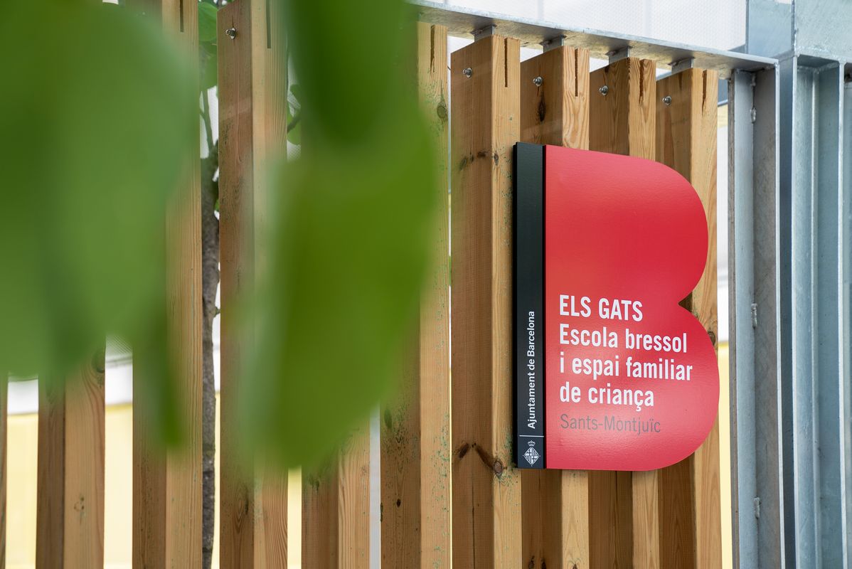 <div class='imageHoverDetail'>
             <p class='imageHoverTitle twoLineBreak'>Placa d'identificació d'edifici municipal a la porta de l'escola bressol muni...</p>
             <p class='imageHoverAutor oneLineBreak'>Autor: Mariona Gil</p>
             <button class='imageHoverBtn'>Mostra els detalls de la imatge <span class='sr-only'>Placa d'identificació d'edifici municipal a la porta de l'escola bressol muni...</span></button>
             </div>