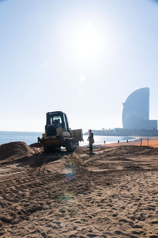 <div class='imageHoverDetail'>
             <p class='imageHoverTitle twoLineBreak'>Un obrer al costat de l'excavadora que aporta sorra a la platja de Sant Sebastià</p>
             <p class='imageHoverAutor oneLineBreak'>Autor: Júlia Arnau</p>
             <button class='imageHoverBtn'>Mostra els detalls de la imatge <span class='sr-only'>Un obrer al costat de l'excavadora que aporta sorra a la platja de Sant Sebastià</span></button>
             </div>