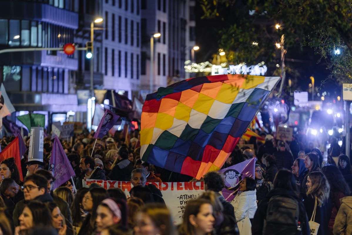 <div class='imageHoverDetail'>
             <p class='imageHoverTitle twoLineBreak'>Dones a la manifestació del 25N contra la violència de gènere</p>
             <p class='imageHoverAutor oneLineBreak'>Autor: Cristina Salarich</p>
             <button class='imageHoverBtn'>Mostra els detalls de la imatge <span class='sr-only'>Dones a la manifestació del 25N contra la violència de gènere</span></button>
             </div>