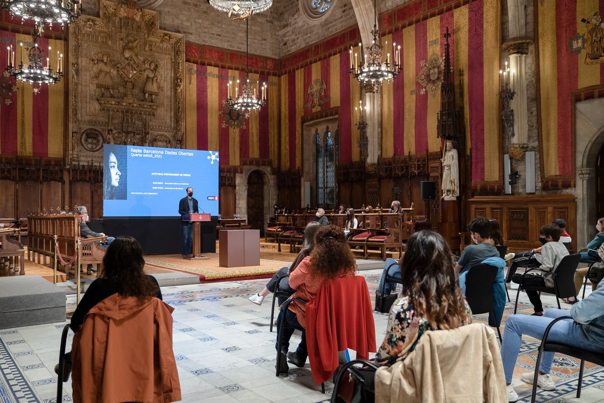 
             Vista de la sala durant el parlament del portaveu del jurat, Joan Melià, en l...
             Autor: Martí Petit
             Mostra els detalls de la imatge Vista de la sala durant el parlament del portaveu del jurat, Joan Melià, en l...
             