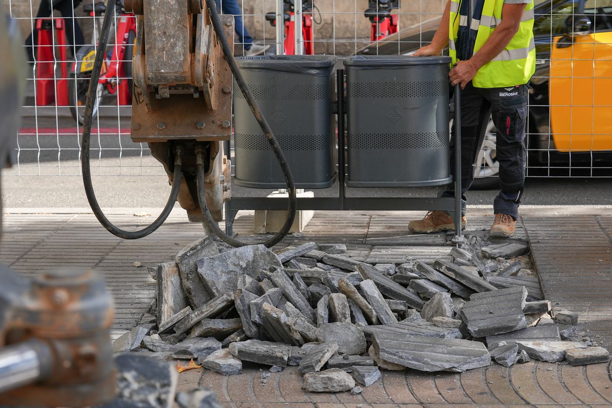 <div class='imageHoverDetail'>
             <p class='imageHoverTitle twoLineBreak'>Trossos de les antigues rajoles de la Rambla de Barcelona aixecades per la mà...</p>
             <p class='imageHoverAutor oneLineBreak'>Autor: Martí Petit</p>
             <button class='imageHoverBtn'>Mostra els detalls de la imatge <span class='sr-only'>Trossos de les antigues rajoles de la Rambla de Barcelona aixecades per la mà...</span></button>
             </div>