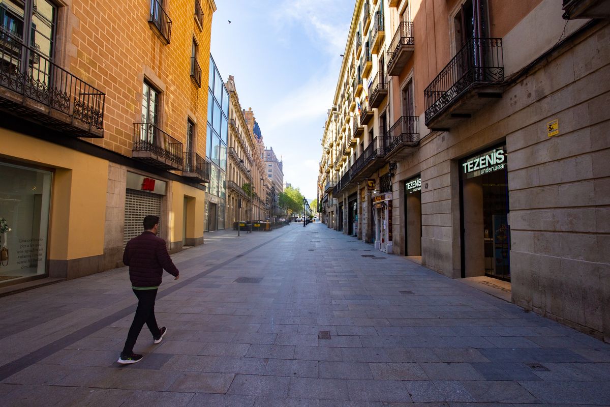 <div class='imageHoverDetail'>
             <p class='imageHoverTitle twoLineBreak'>Un home camina per l’avinguda del Portal de l’Àngel amb els comerços tancats....</p>
             <p class='imageHoverAutor oneLineBreak'>Autor: Marc Lozano</p>
             <button class='imageHoverBtn'>Mostra els detalls de la imatge <span class='sr-only'>Un home camina per l’avinguda del Portal de l’Àngel amb els comerços tancats....</span></button>
             </div>