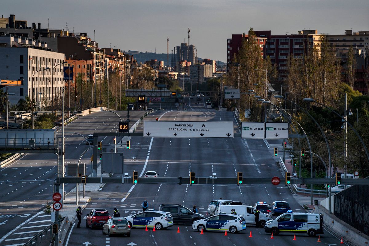 <div class='imageHoverDetail'>
             <p class='imageHoverTitle twoLineBreak'>Control d’entrada de la Guàrdia Urbana i dels Mossos d’Esquadra a l’avinguda ...</p>
             <p class='imageHoverAutor oneLineBreak'>Autor: Laura Guerrero</p>
             <button class='imageHoverBtn'>Mostra els detalls de la imatge <span class='sr-only'>Control d’entrada de la Guàrdia Urbana i dels Mossos d’Esquadra a l’avinguda ...</span></button>
             </div>