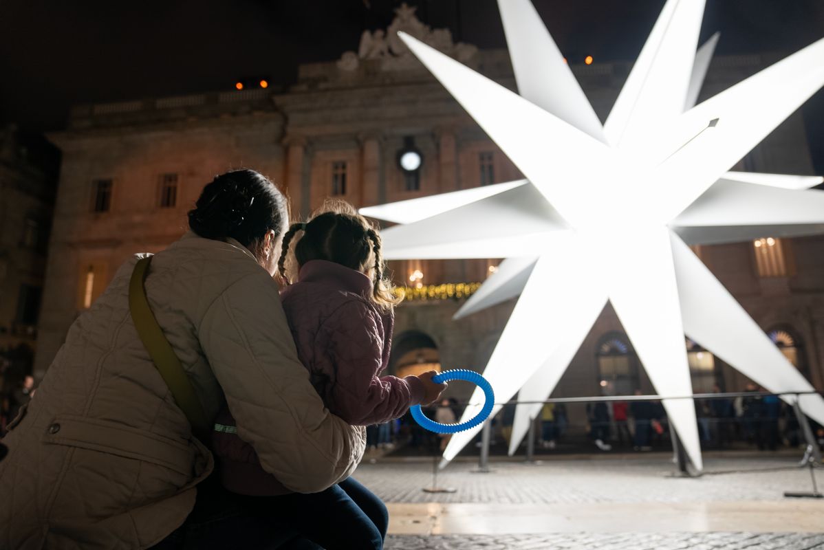 <div class='imageHoverDetail'>
             <p class='imageHoverTitle twoLineBreak'>Una madre con su hija contemplan la estrella de Navidad iluminada en la plaza...</p>
             <p class='imageHoverAutor oneLineBreak'>Autor: Lucas Amillano</p>
             <button class='imageHoverBtn'>Ver los detalles de la imagen <span class='sr-only'>Una madre con su hija contemplan la estrella de Navidad iluminada en la plaza...</span></button>
             </div>